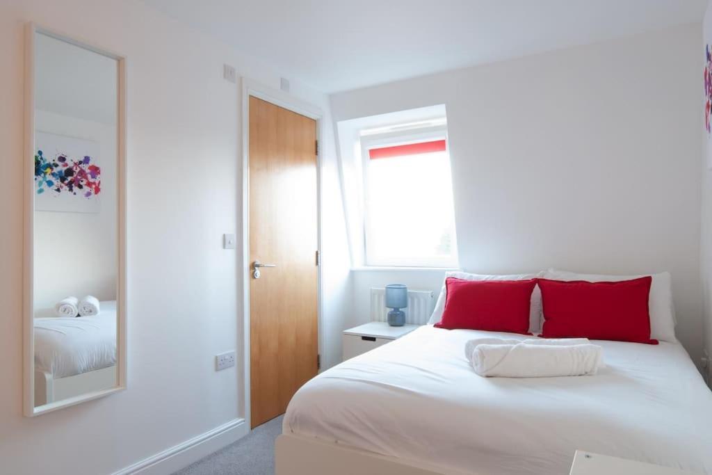 *New* 2-Bed Modern Apartment Burton-upon-Trent Екстериор снимка