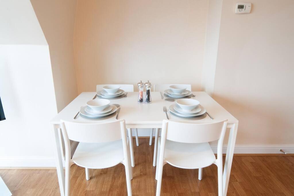 *New* 2-Bed Modern Apartment Burton-upon-Trent Екстериор снимка
